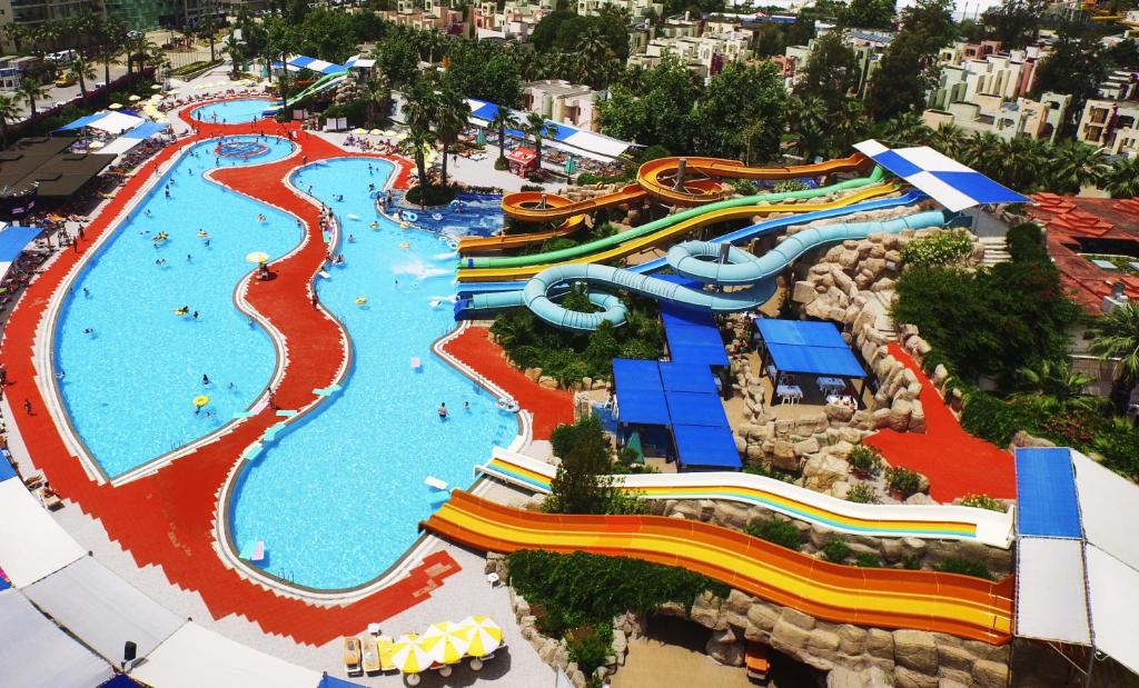 Ūdens atrakciju parks ar vairākiem baseiniem un slidkalniņiem, kas izceļas ar košām krāsām un atpūtas zonām. Ideāla vieta ģimenes atpūtai un izklaidei.