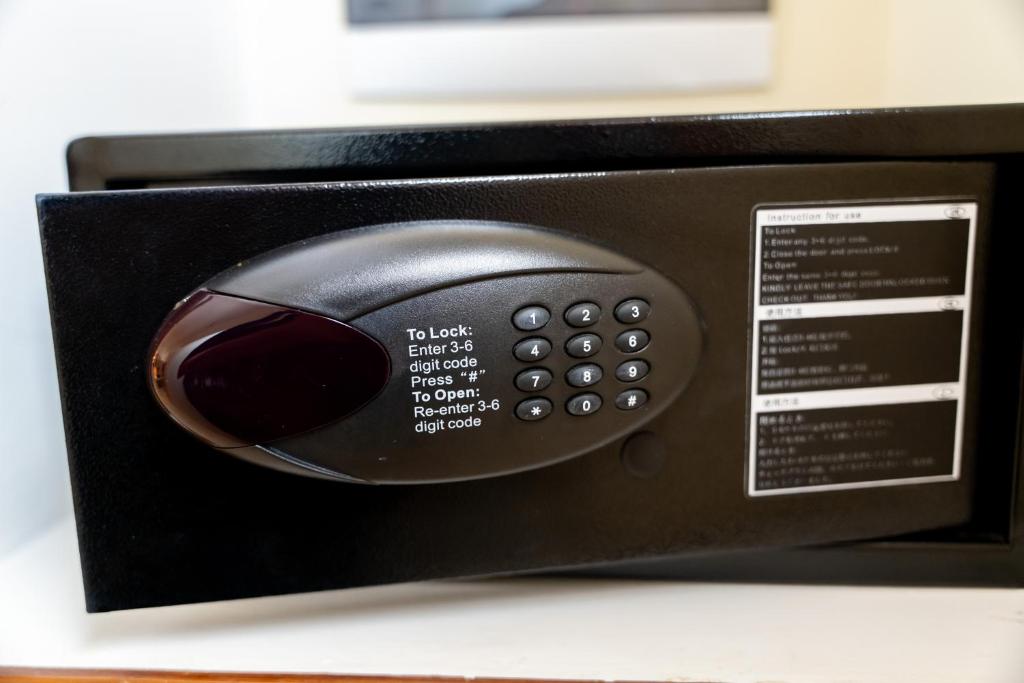 Seifs viesnīcā Alma Boutique Hotel ar digitālo tastatūru.