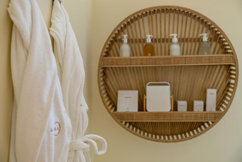 Alma Boutique Hotel vannas istabas ērtības un peldmēteļi.