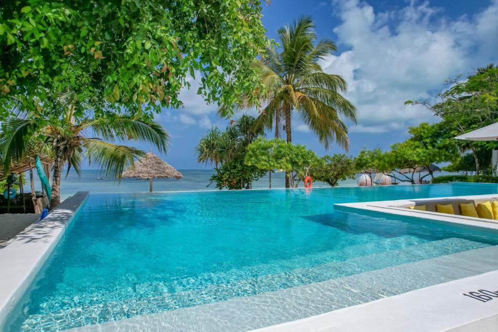 Alma Boutique Hotel piekrastes peldbaseins ar skatu uz palmu kokiem