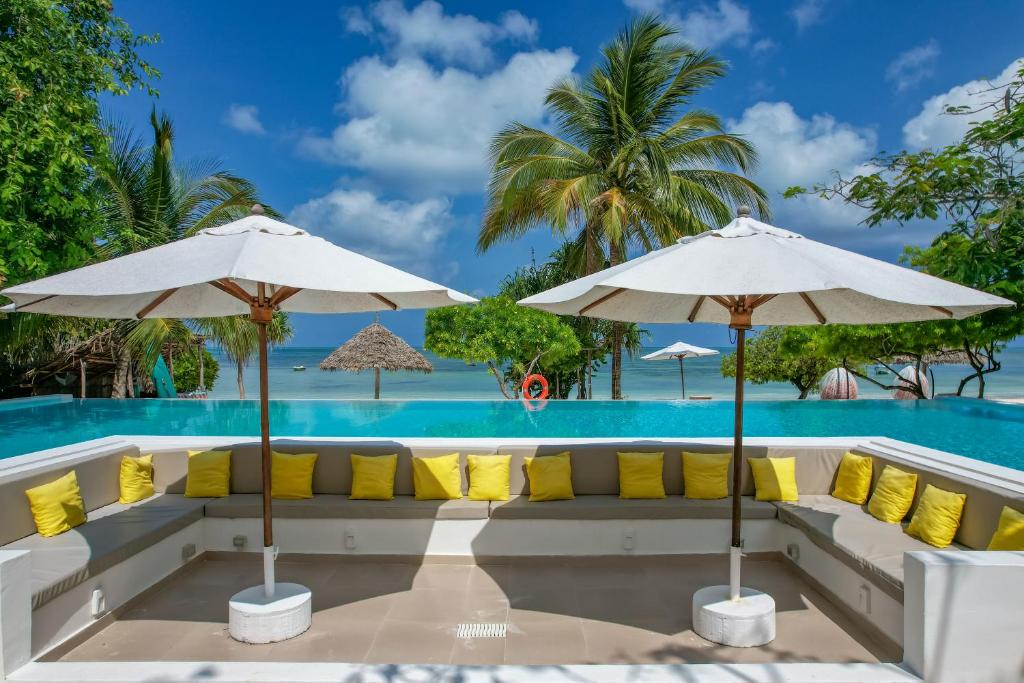 Alma Boutique Hotel piekrastes baseina atpūtas zona ar saulessargiem