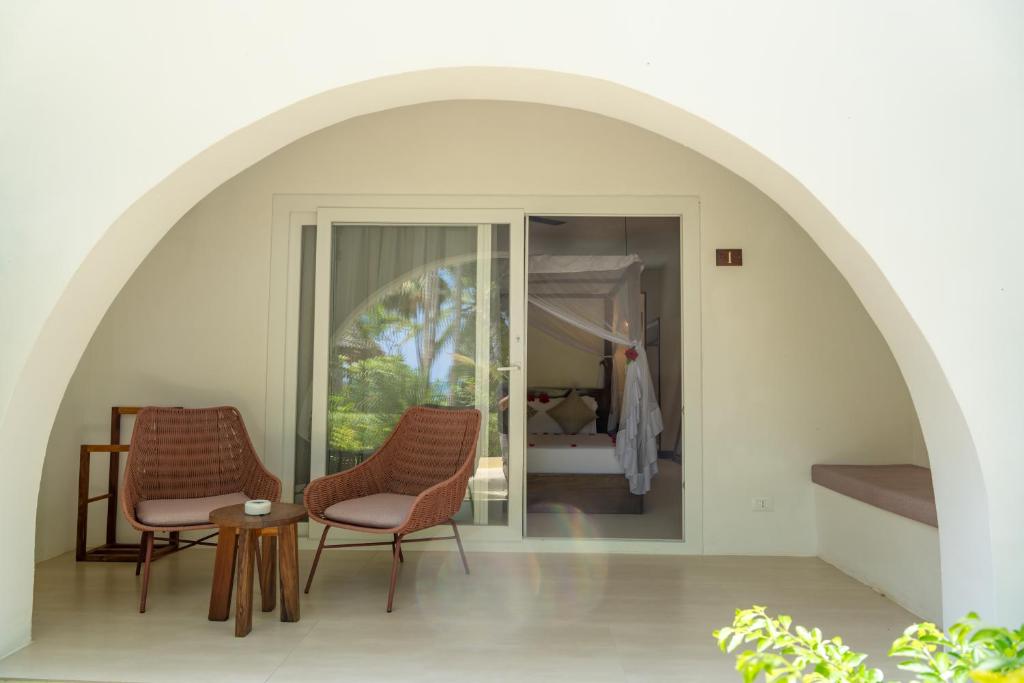 Āra terase ar skatu uz dārzu Alma Boutique Hotel