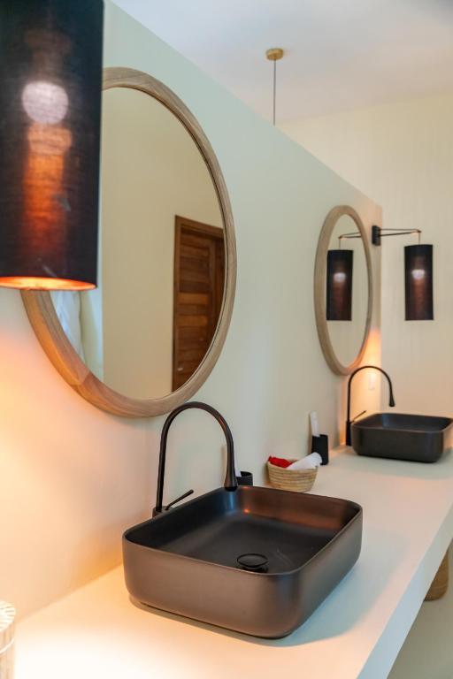 Eleganta vannas istaba ar melnu izlietni Alma Boutique Hotel.