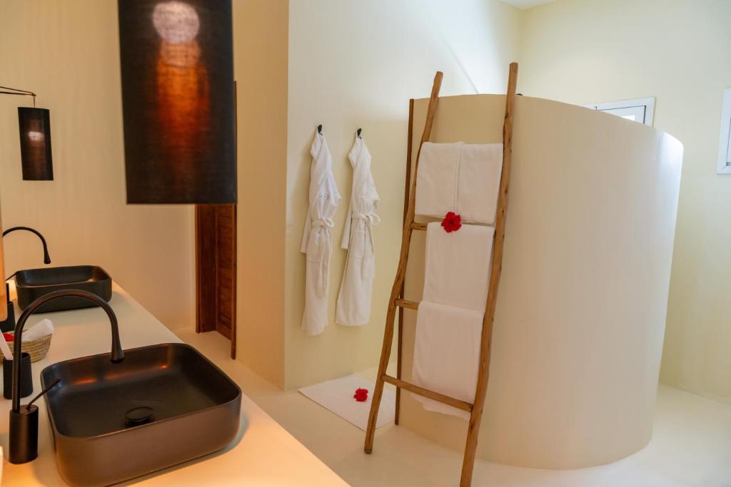 Alma Boutique Hotel vannas istaba ar modernu dizainu