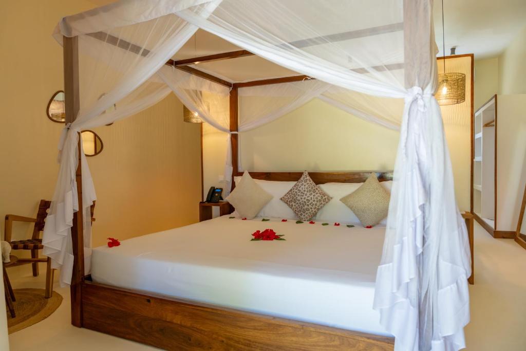 Alma Boutique Hotel elegants numurs ar četrstūru gultu.