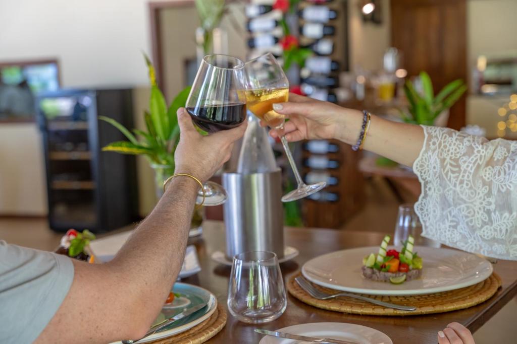 Alma Boutique Hotel restorāns ar vīna glāzēm uz galda