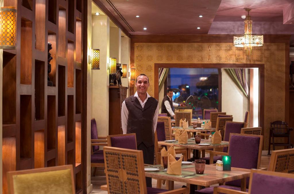 Viesmīlīgs apkalpotājs Sunrise Arabian Beach Resort restorānā.