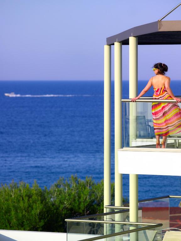 Sieviete, kas stāv uz balkona ar skatu uz jūru Albatros Spa & Resort