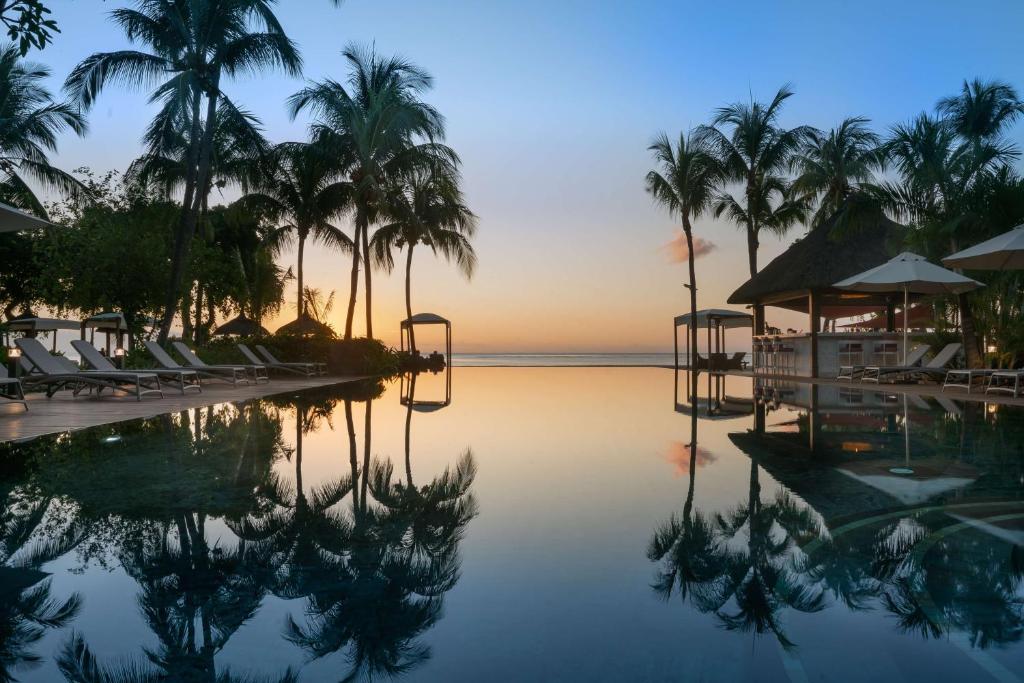 Hilton Mauritius Resort & Spa baseins saulrietā
