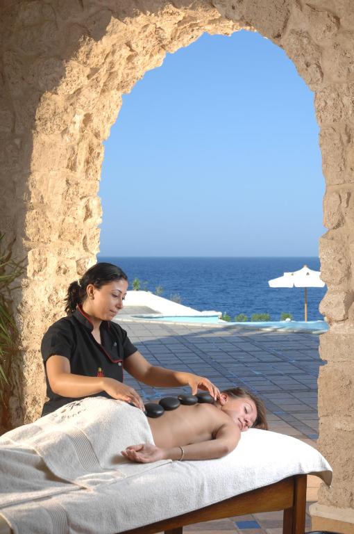 Relaksējoša masāža pie Pickalbatros Citadel Resort ar skatu uz jūru.