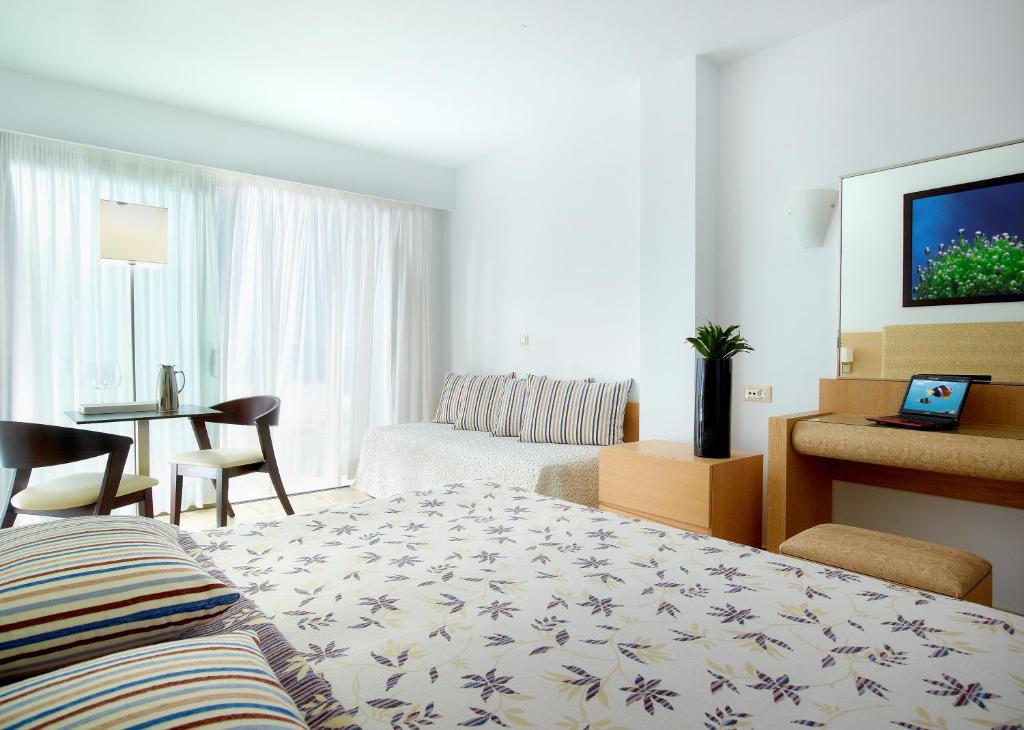Moderns numurs Albatros Spa & Resort ar ērtu mēbelējumu un dabu iedvesmotu interjeru.
