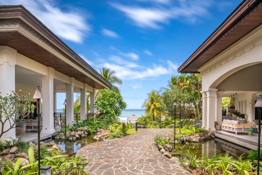 Hilton Mauritius Resort & Spa piekrastes skats ar dārzu