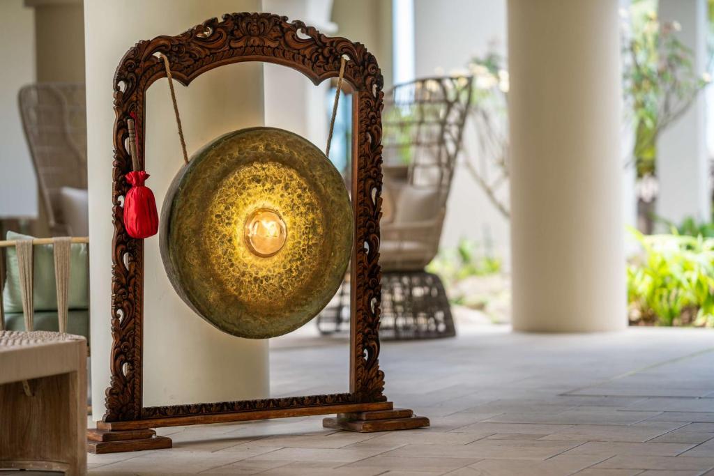 Dekoratīva gongu lampa Hilton Mauritius Resort & Spa vestibilā