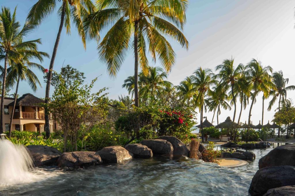 Hilton Mauritius Resort & Spa piekrastes skats ar palmu kokiem