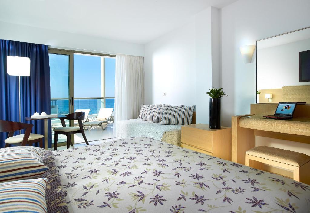 Gaišs un mūsdienīgs numurs viesnīcā Albatros Spa & Resort ar skatu uz jūru.