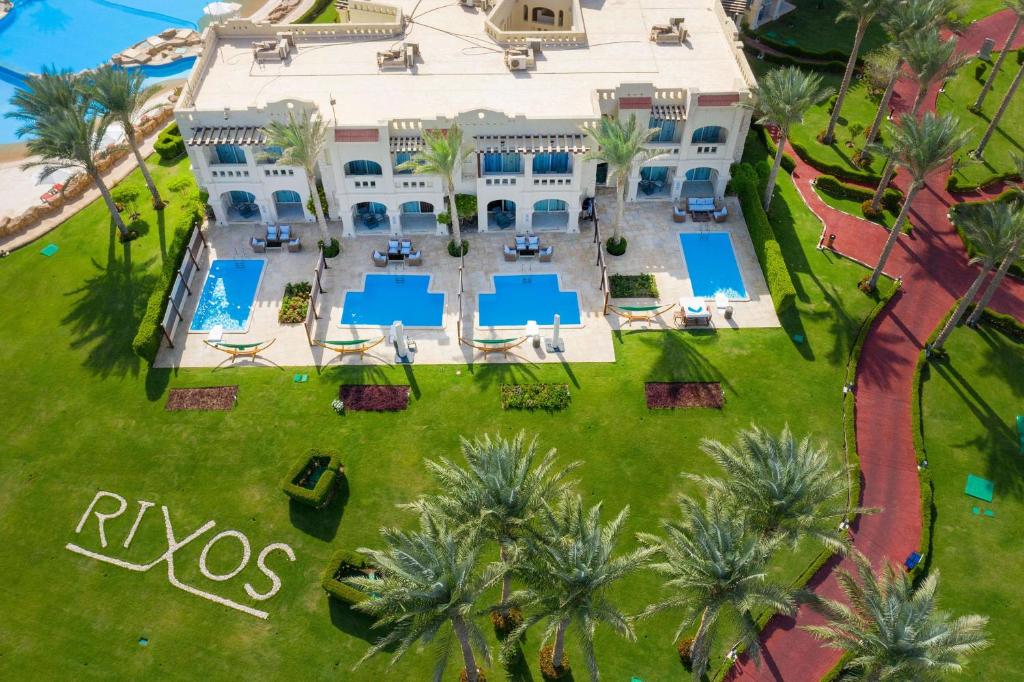 Viesnīcas komplekss ar peldbaseiniem un labi koptiem dārziem, kas ieskauj ēku. Dārzā ir izveidots nosaukums "RIXOS", bet blakus redzamas palmām. Ideāla vieta atpūtai un relaksācijai.