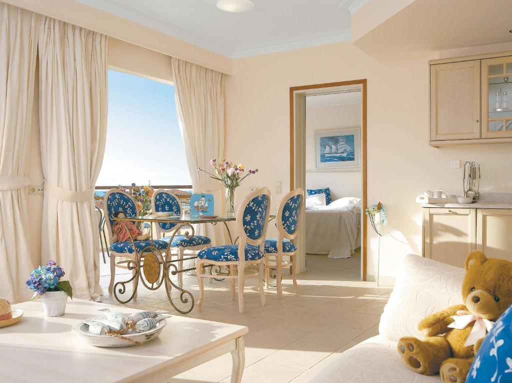 Grecotel Marine Palace & Aqua Park viesnīcas numurs ar zilo un baltu interjeru