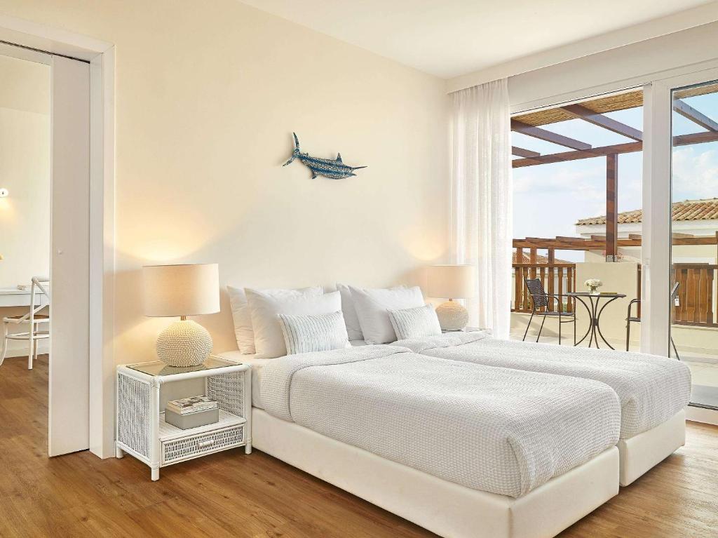 Grecotel Marine Palace & Aqua Park numurs ar divām gultām un terasi