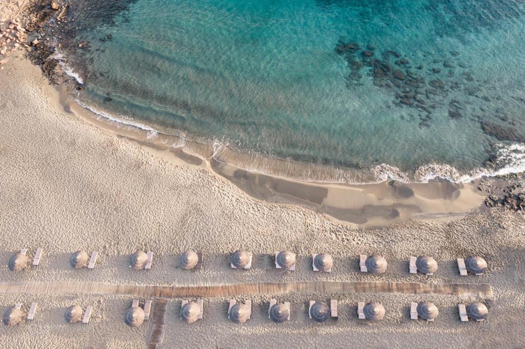 Pludmale ar sauļošanās krēsliem un skaidru ūdeni Phāea Cretan Malia