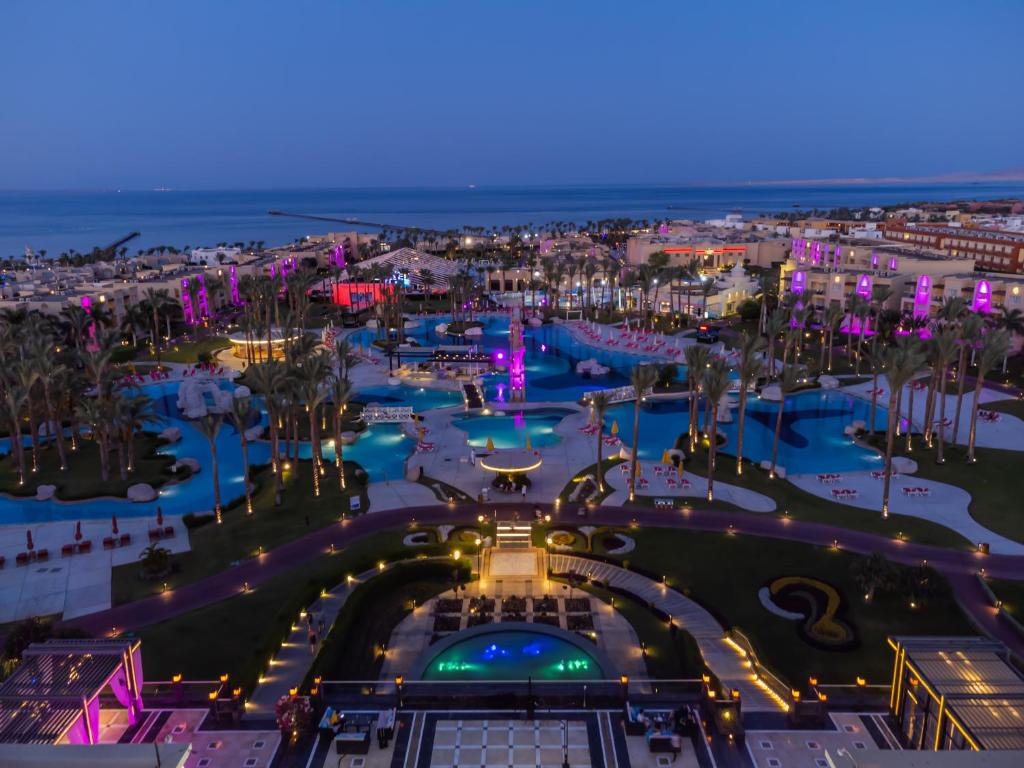 Rixos Premium Seagate Sharm nakts ainava ar apgaismotām baseiniem piekrastē