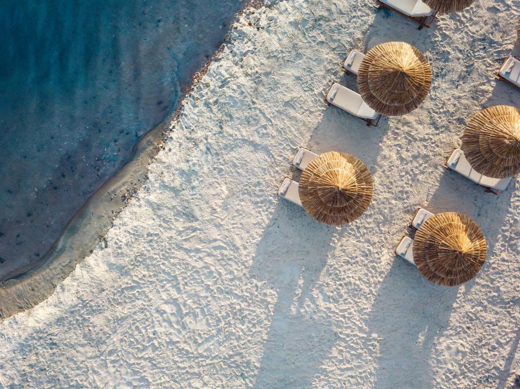 Piejūras saulē iemirdzoši sauļošanās krēsli pie Anda Barut Collection