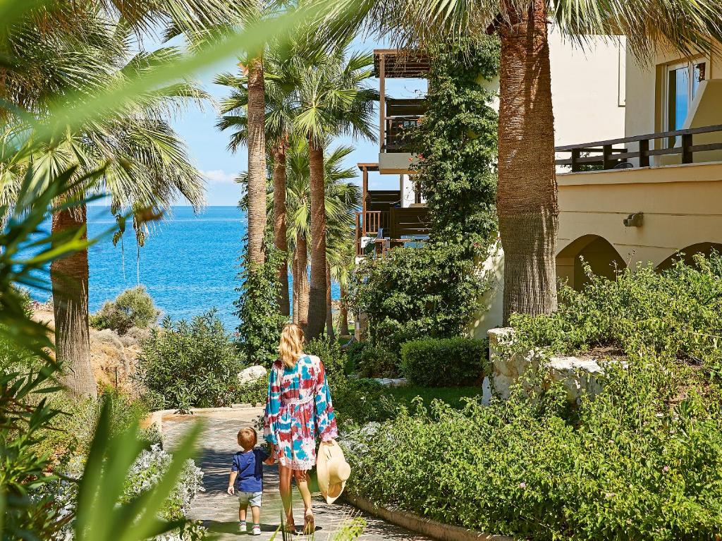 Māte ar bērnu pastaigā piekrastē Grecotel Marine Palace & Aqua Park
