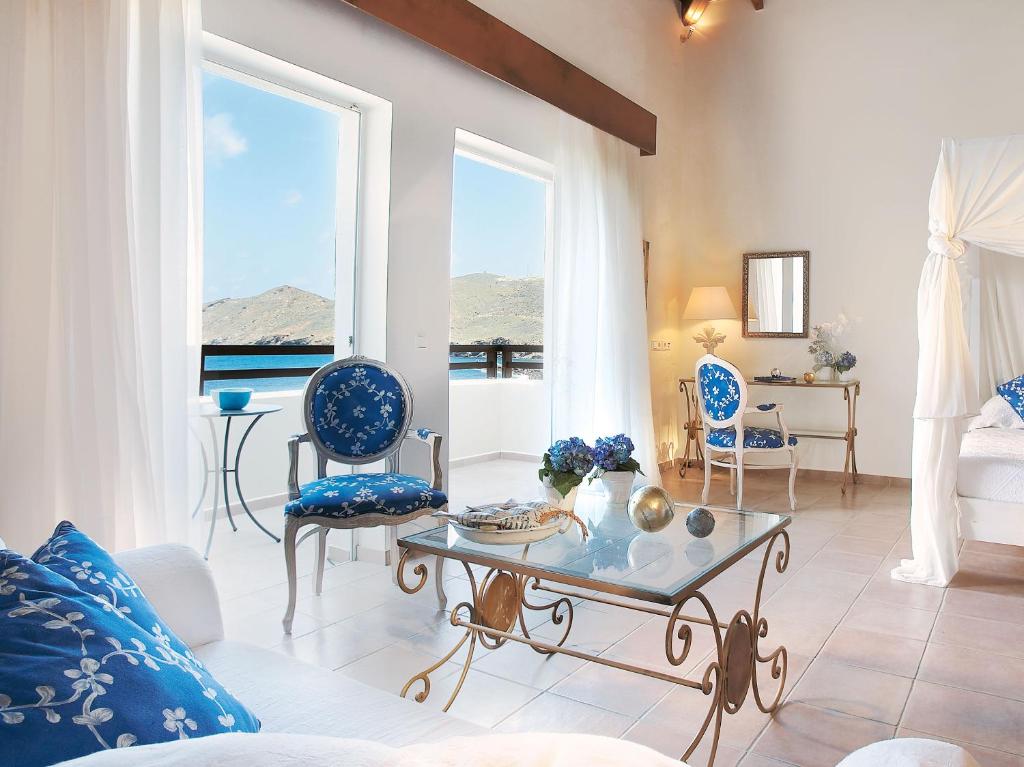 Grecotel Marine Palace & Aqua Park elegantais numurs ar skatu uz piekrasti.