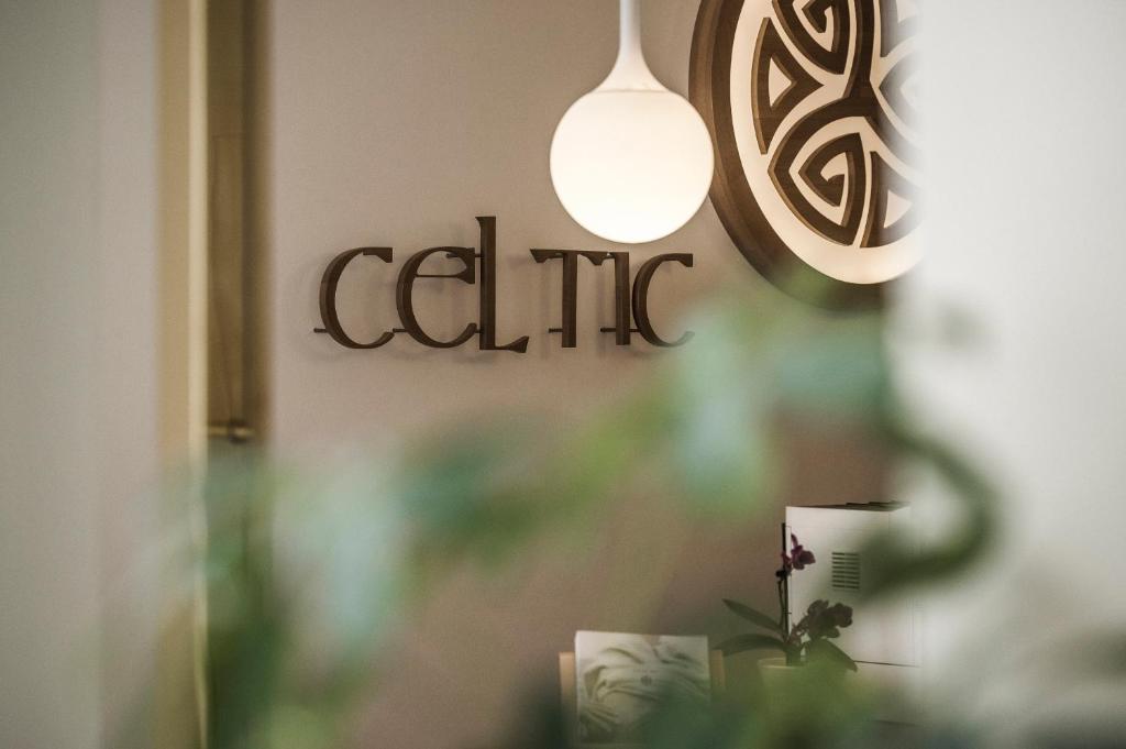 Celtic stila interjers ar elegantu apgaismojumu un dekoratīvām augu kompozīcijām.