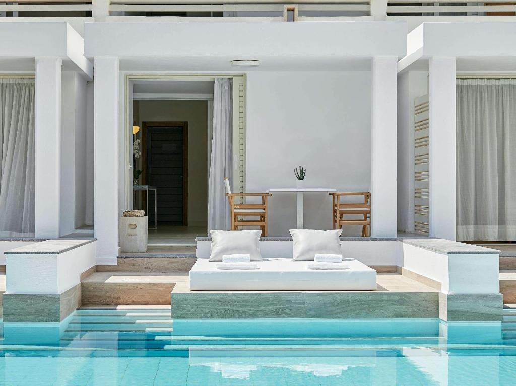 Grecotel Lux Me White Palace numurs ar terasi un baseinu