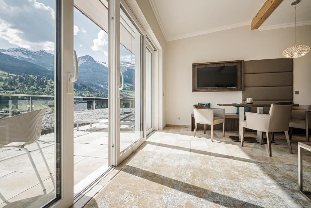 Mūsdienīgs interjers ar plašiem logiem, kas piedāvā skatu uz kalniem. Telpā ir ēdamzona un atpūtas zona ar televizoru.