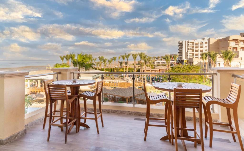 Balkons ar skatu uz Tropitel Sahl Hasheesh apkārtni un jūru.