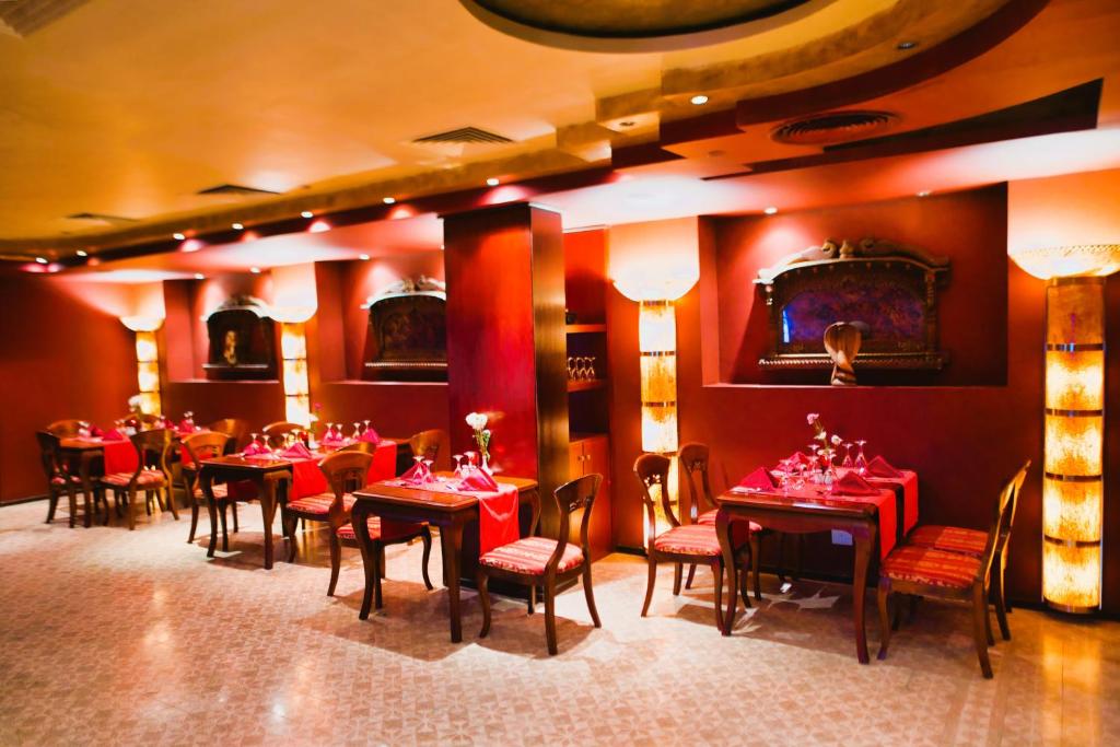 Sarkans, elegants restorāns Tropitel Sahl Hasheesh ar svečturiem.