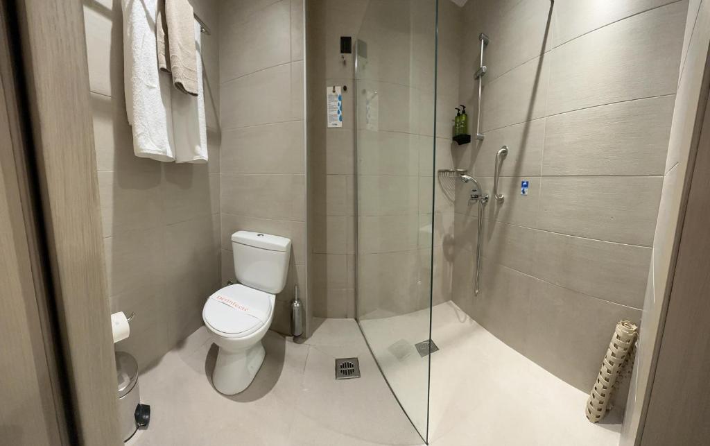 Mūsdienīgs vannasistabas interjers ar dušu Albatros Spa & Resort