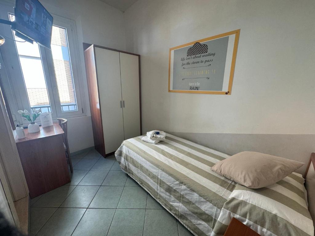 Mājas numurs ar vienu gultu, galdu un krēslu, televizoru un skapīšiem. Sienā ir ieliktas dekoratīvas izdrukas ar iedvesmojošiem teikumiem.