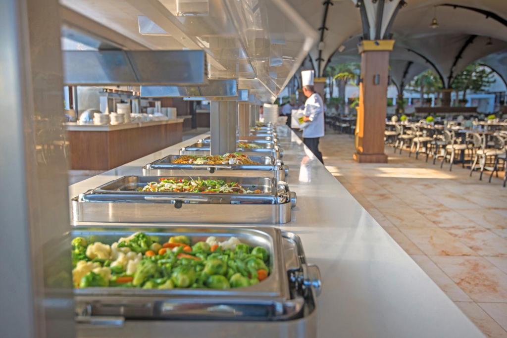 Adams Beach bufete ar svaigām dārzeņu ēdieniem