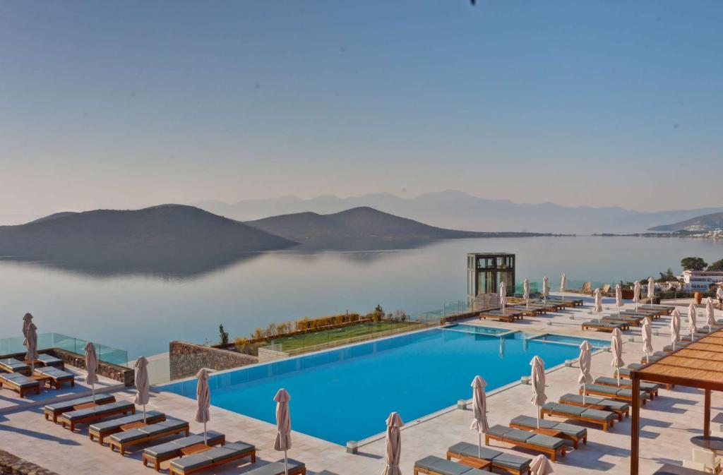 Royal Marmin Bay Boutique & Art Hotel baseins ar skatu uz kalniem panoramic view with beach and pools
