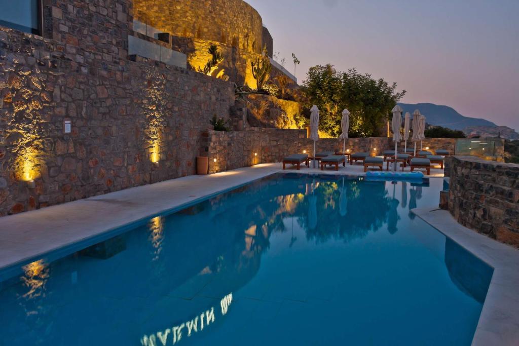 Royal Marmin Bay Boutique & Art Hotel baseins ar nakts apgaismojumu piekrastē