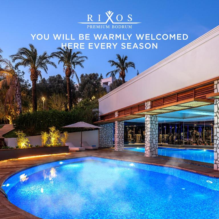 Rixos Premium Bodrum baseins ar palmām un sporta zāli fonā