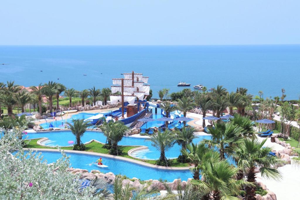 Centara Mirage Resort Mui Ne baseins ar skatu uz jūru