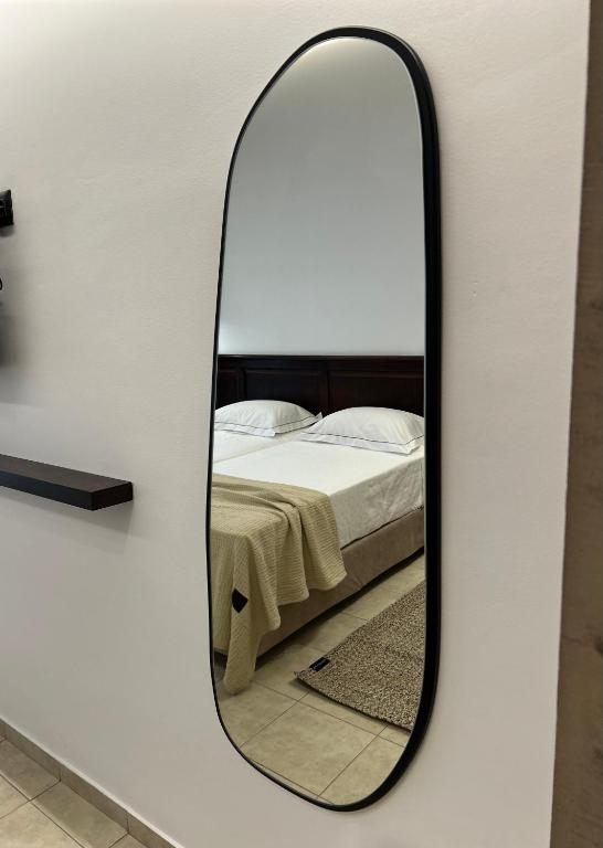 Moderns spogulis viesnīcā Albatros Spa & Resort, redzams gultas numurs.