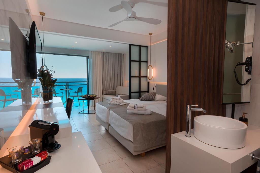 Mūsdienīgs numurs ar skatu uz jūru viesnīcā Calypso Beach.