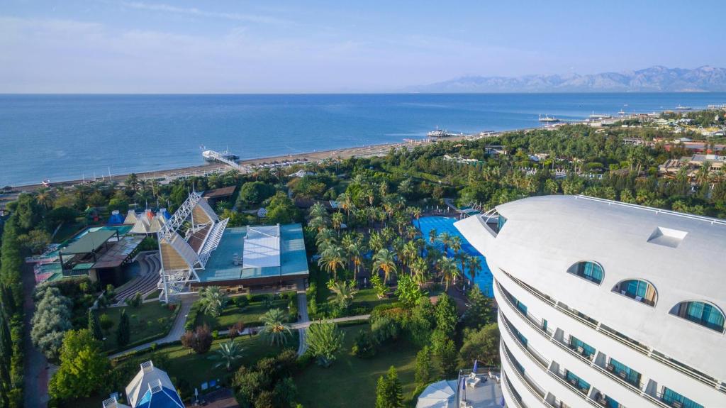 Skats uz Concorde De Luxe Resort piekrastē ar dārzu un baseinu