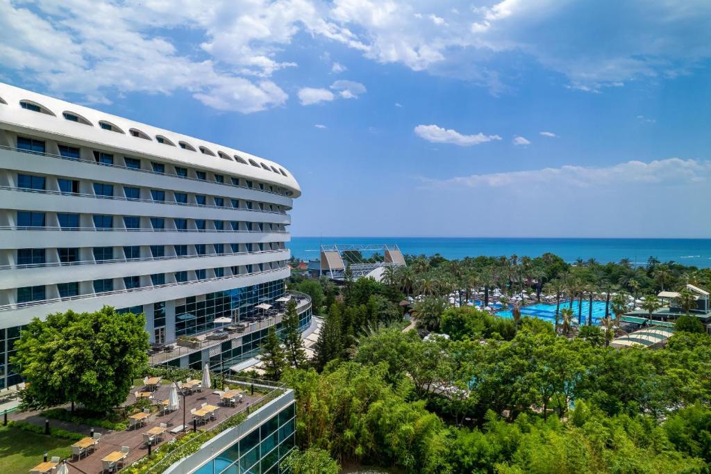 Concorde De Luxe Resort viesnīca piekrastē ar skatu uz baseinu un dārzu