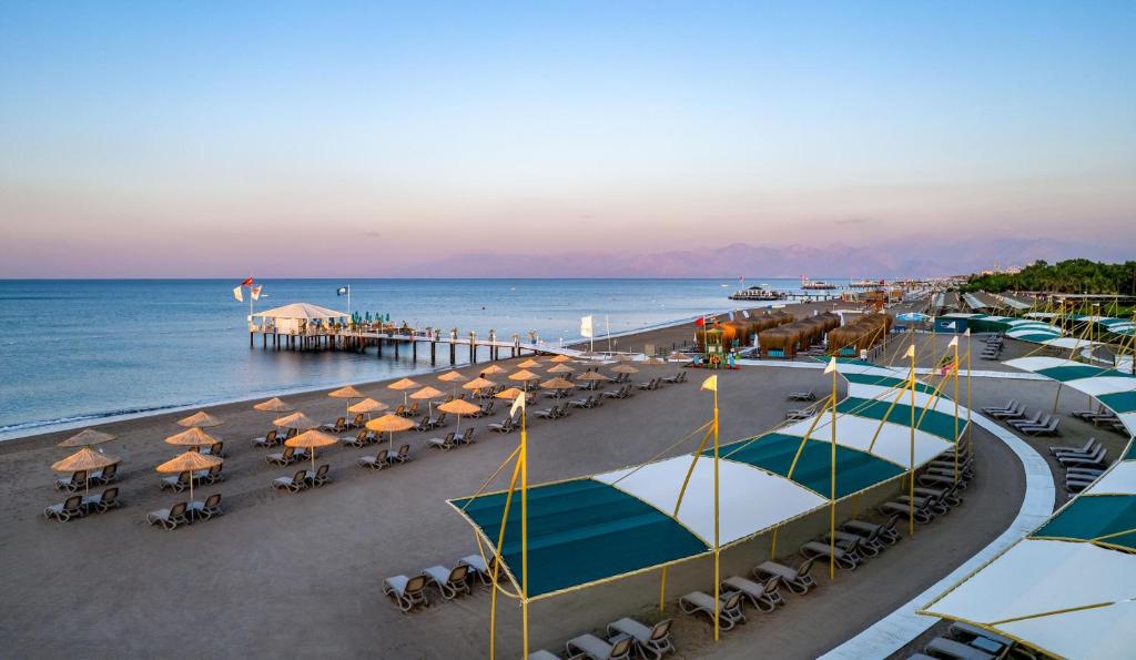 Pludmale un mols pie Concorde De Luxe Resort, saulainas dienas baudīšana pie jūras.