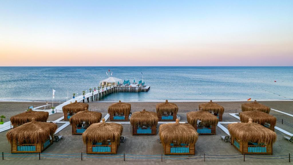 Concorde De Luxe Resort pludmales kabīnes piekraste ar saulrietu
