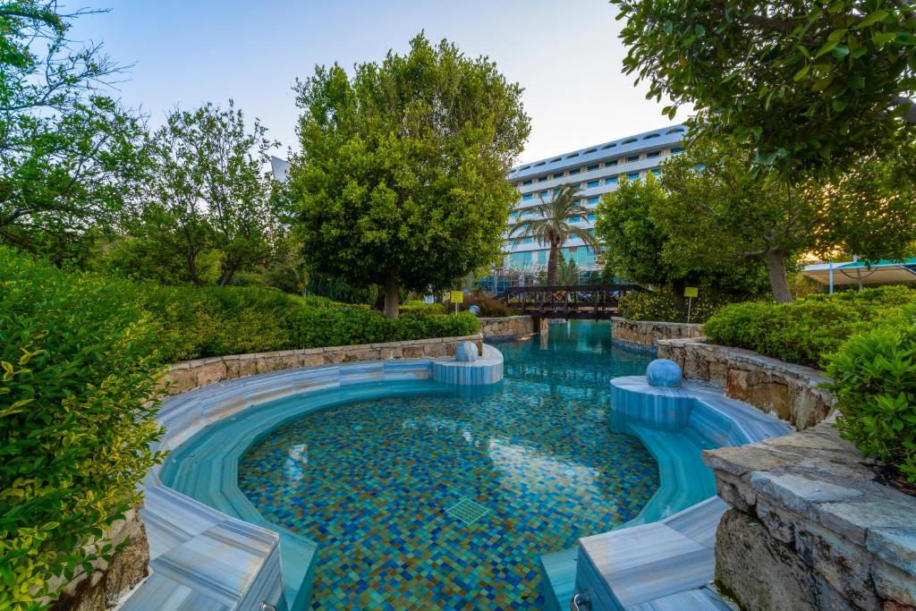 Viesnīcas Concorde De Luxe Resort relaksējošs baseins ar dabīgu dārzu apkārt.