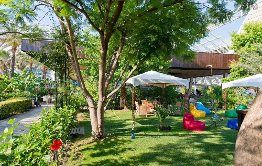 Zaļais dārzs ar krāsainām sēdvietām Concorde De Luxe Resort