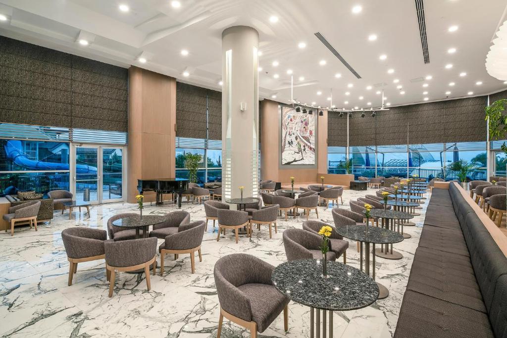 Mūsdienīgs atpūtas zonas interjers Concorde De Luxe Resort ar ērtām mēbelēm.