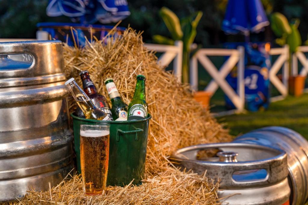 Vasarīgā dzērienu zona Concorde De Luxe Resort, ar alus un dzērienu pudeļām.