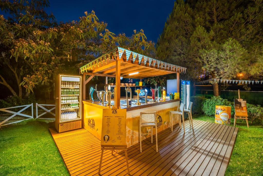 Bārs pie Concorde De Luxe Resort ar dzērieniem dārzā naktī.